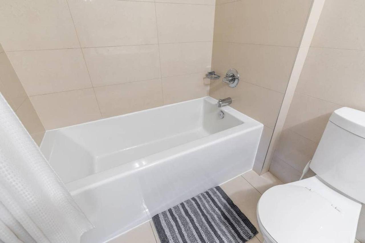 Stunning Views Of Downtown - Luxury High Rise With King Bed! Villa Toronto Buitenkant foto